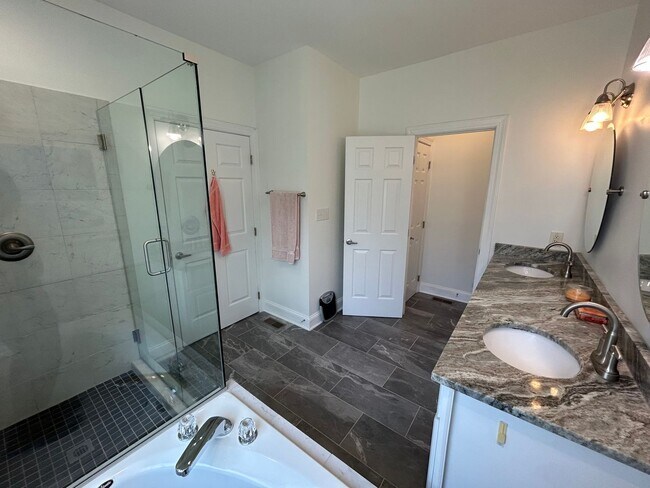 Building Photo - 4 Bed | 2.5 Bath House in Morrisville with...