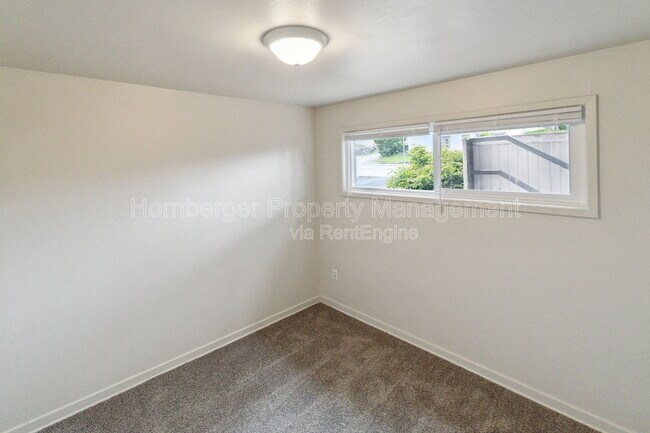 Building Photo - 724 W Maxwell Ave