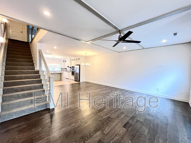 Building Photo - 418 NW Retreat Ln