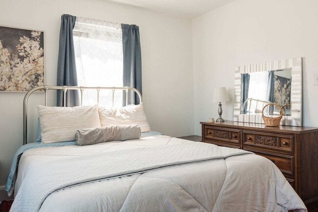 Building Photo - 145 Midway St