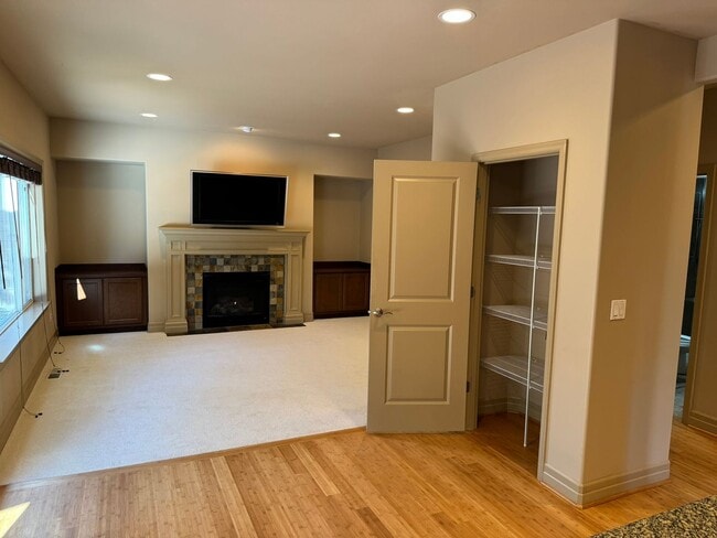 Building Photo - 4Bd/2.5Ba Bellevue Home