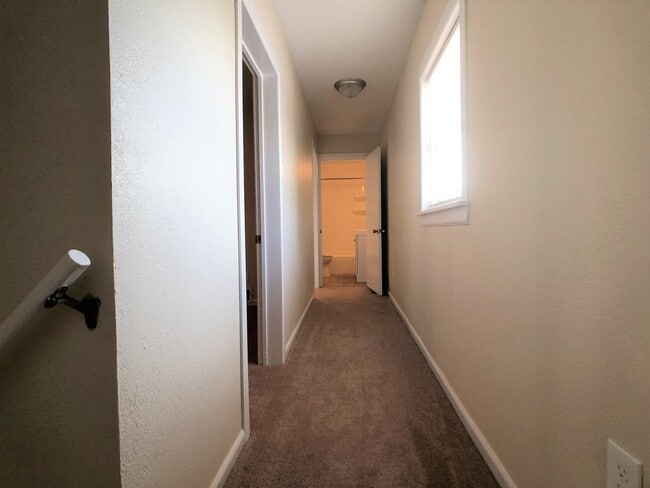 Building Photo - Large House with A/C, deck, updated kitchen, laundry, pet friendly September 1st
