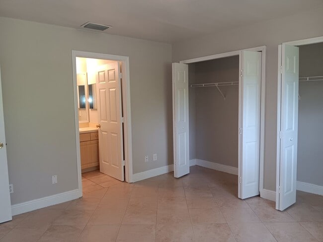 Building Photo - 3 Bedroom 2 Bath Duplex