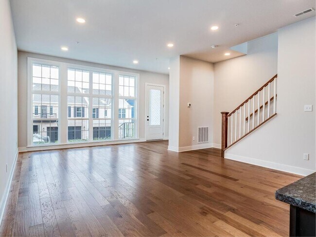 Building Photo - LUXURY  TOWNHOME FOR LEASE