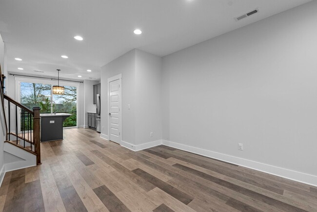 Building Photo - 644 W End Dr