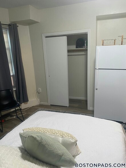 Building Photo - 10 Wait St