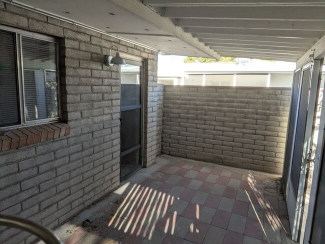 Building Photo - Triplex - 2 Bedroom and 1 Bath Unit