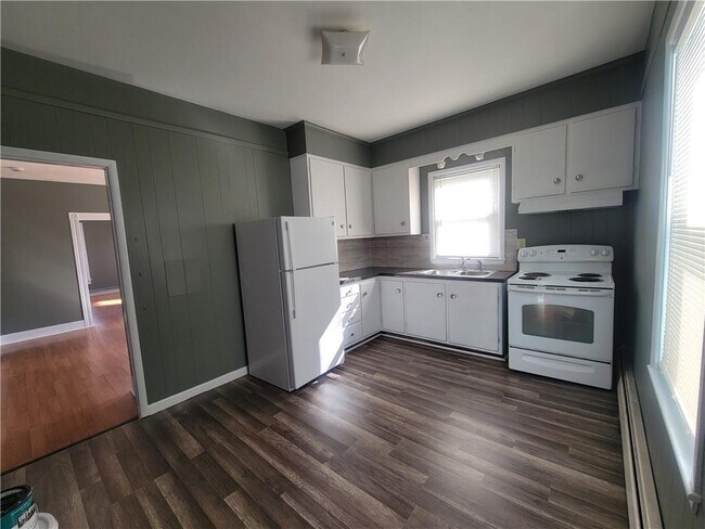 Building Photo - 23 Young St