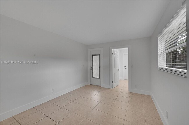 Building Photo - 810 SW 12th Ct