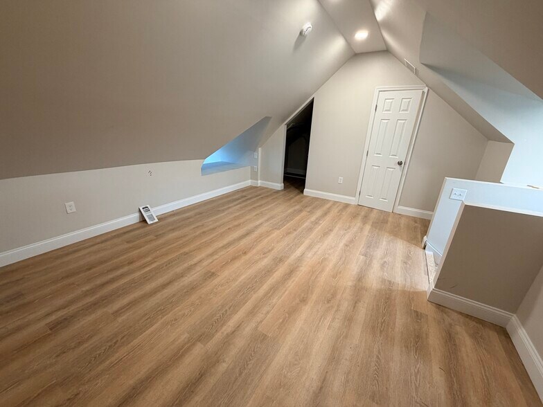 Building Photo - 3 E Overlea Ave