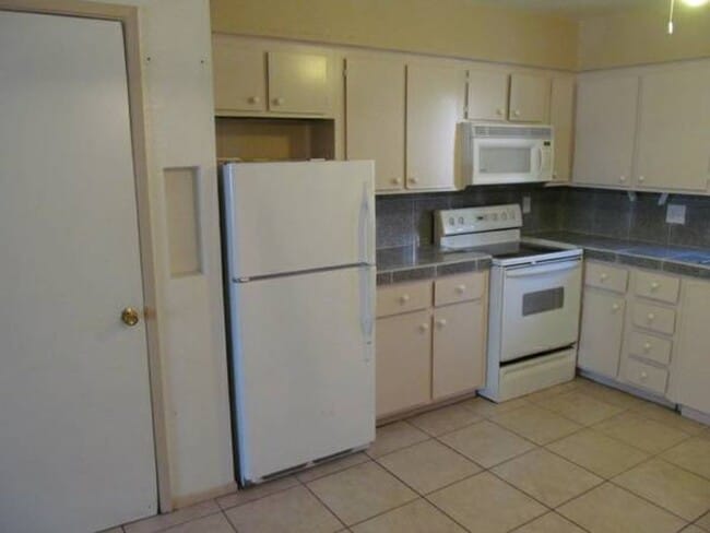 Building Photo - Newly Remodeled Spacious 2BR/1BA Home - TI...