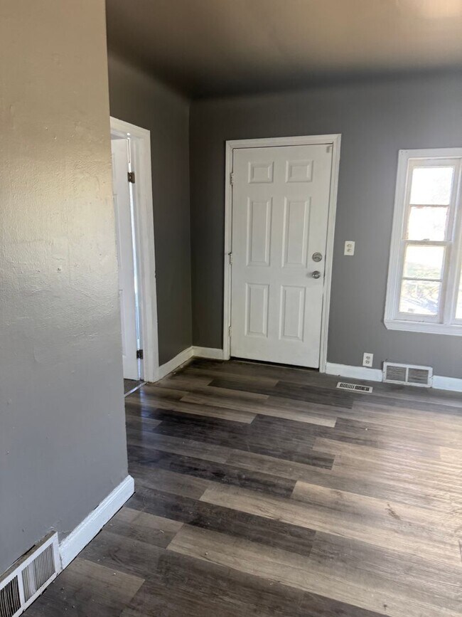 Building Photo - 3 Bedroom Home In Warren