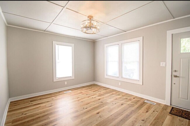 Building Photo - 2 bed 1 bath MOVE-IN READY & SO CUTE