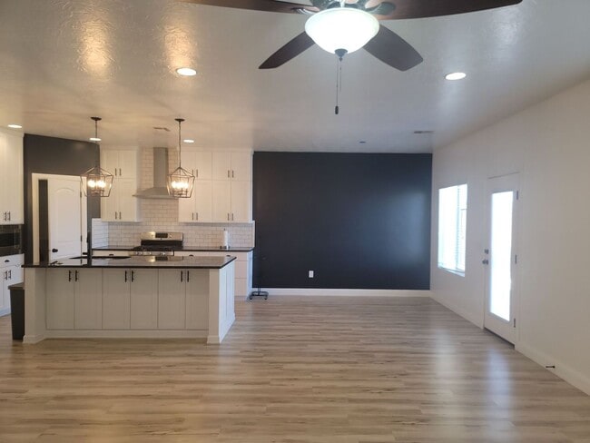 Building Photo - 4 Bedroom St. George Home with Bonus Room....