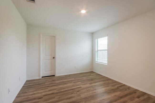 Building Photo - 17599 Longwood Trce Ln