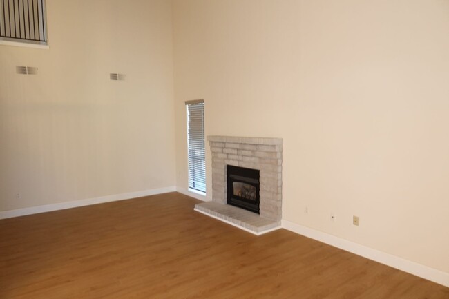 Building Photo - 2 Bedroom, 2 1/2 bath Duplex in the Pocket...