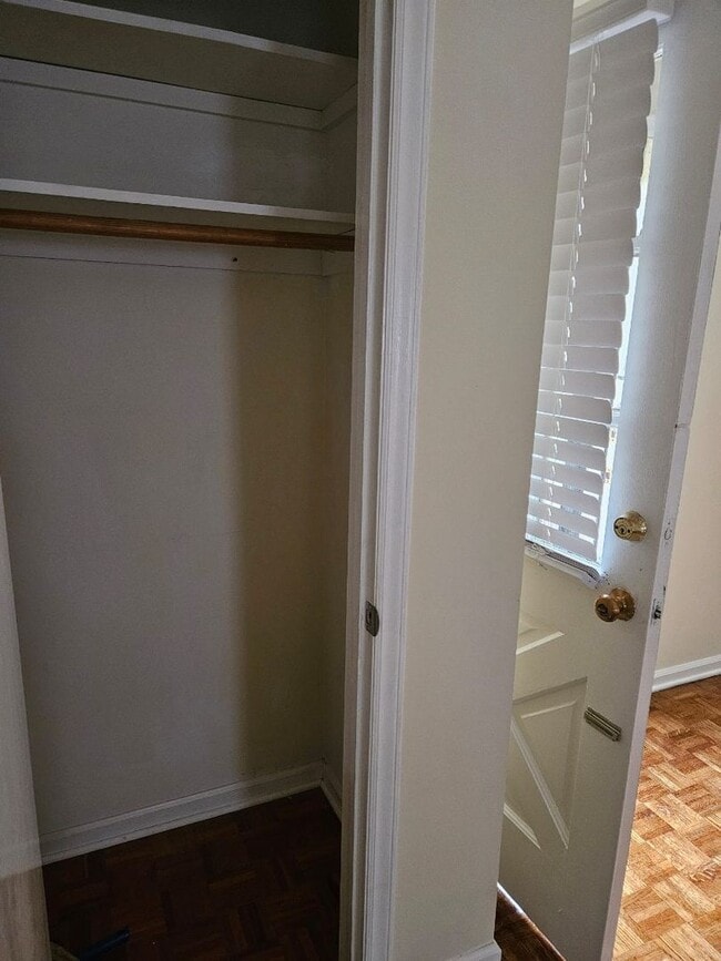 Building Photo - Quiet End-Unit Condo | Walk to University Place!