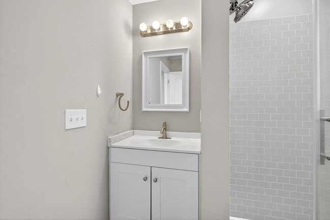 Building Photo - Studio in Newark Showing Saturday 2/14 9:30am-9:45am and Tuesday 2/17 1pm-1:30