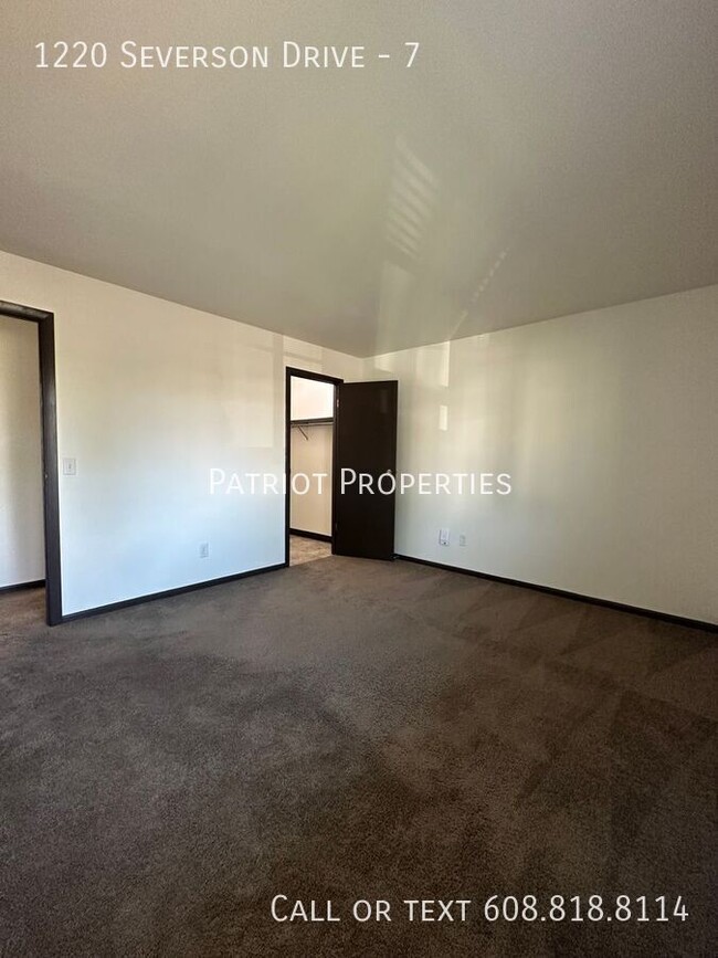 Building Photo - 1 bedroom/ 1 bath apartment in Sun Prairie...