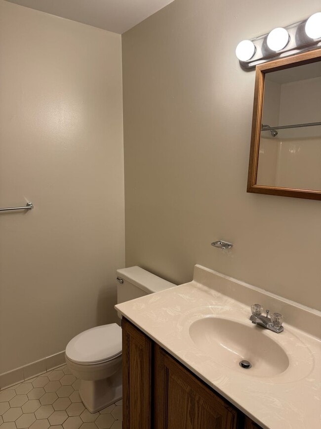Building Photo - LANDSTOWN MEADOWS