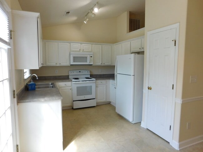 Building Photo - 113 Fairmount Way