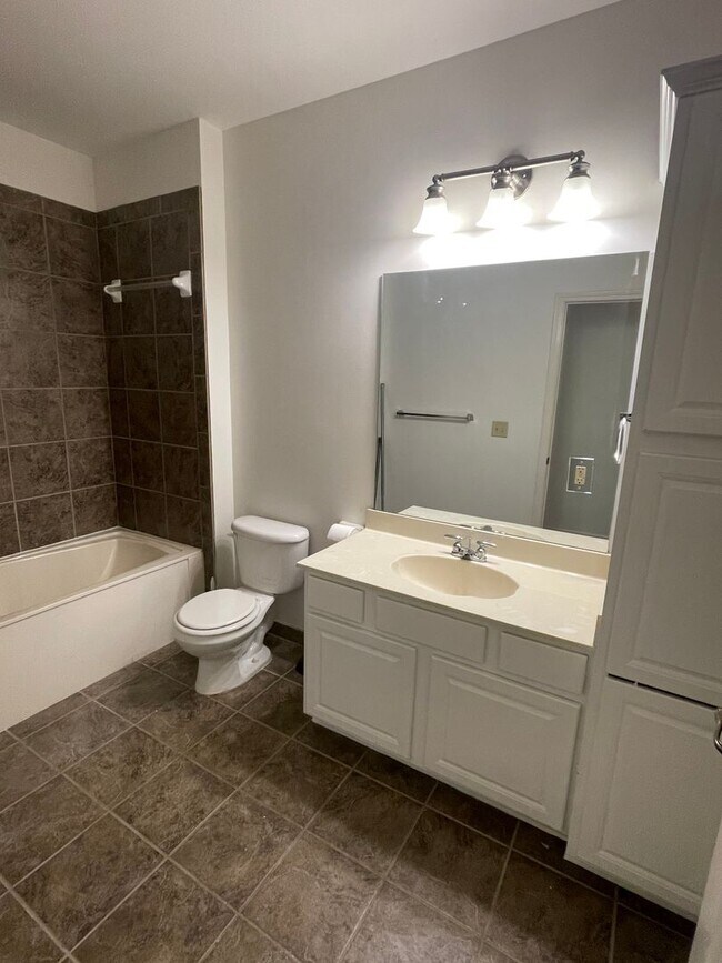 Building Photo - 2BD/2BA Condo located Downtown!