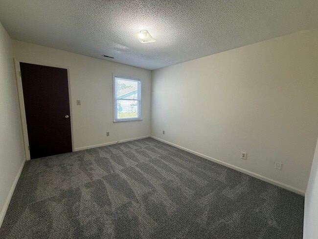 Building Photo - Nice 2 bedroom, 1 bath duplex