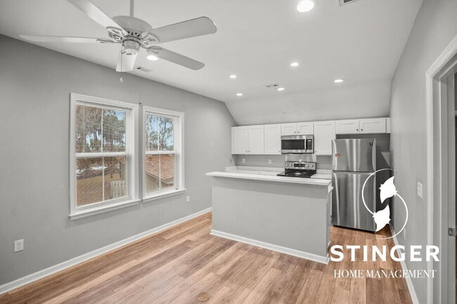 Building Photo - 1808 Lenora Dr