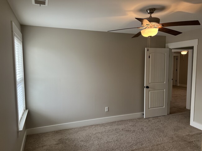 Building Photo - 5849 Longview Ln