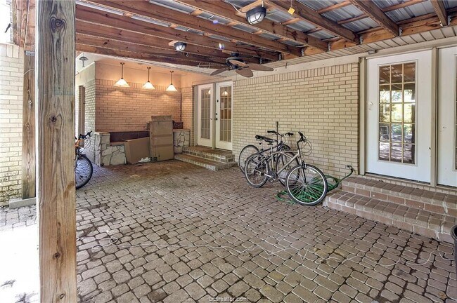 Building Photo - 305 W Brookside Dr
