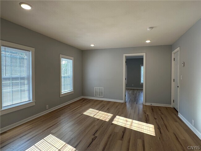 Building Photo - 408 E Laurel St