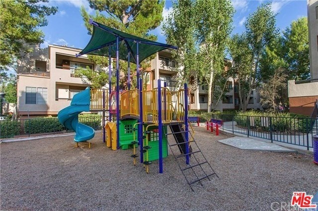 Building Photo - 21520 Burbank Blvd