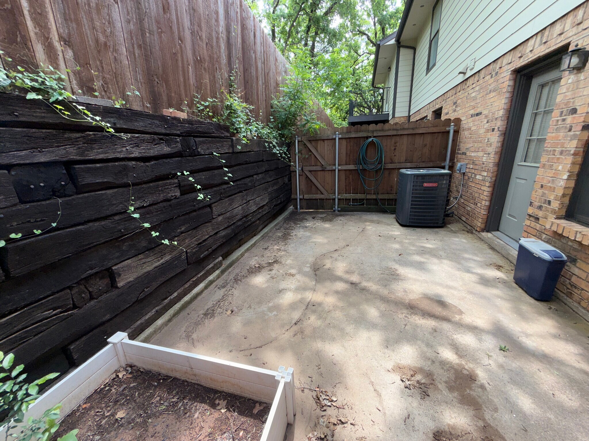 Building Photo - 1227 Dallas Dr