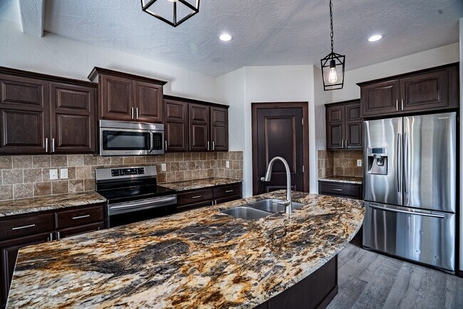 Building Photo - 6649 N Madellaine Dr