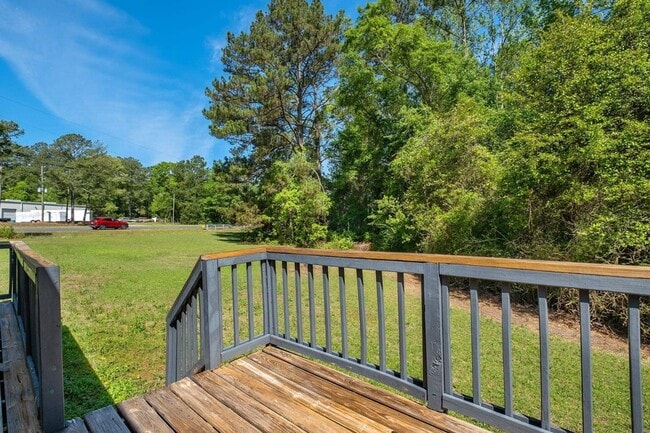 Building Photo - 27 Sierra Rd