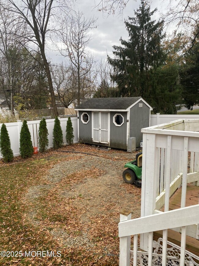 Building Photo - 11 Walnut Ct