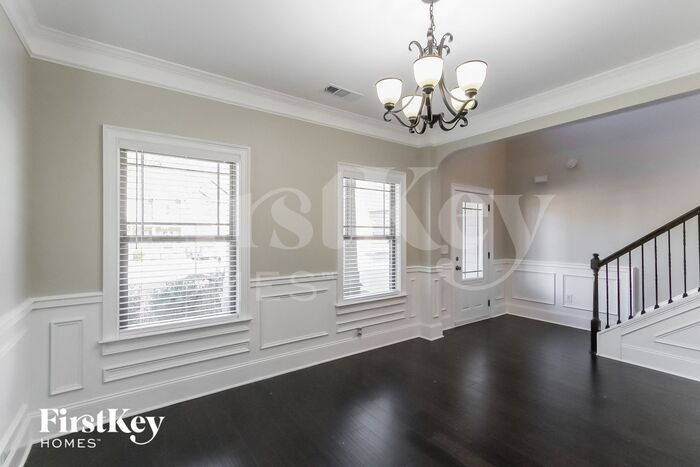 Building Photo - 659 Silver Oak Dr