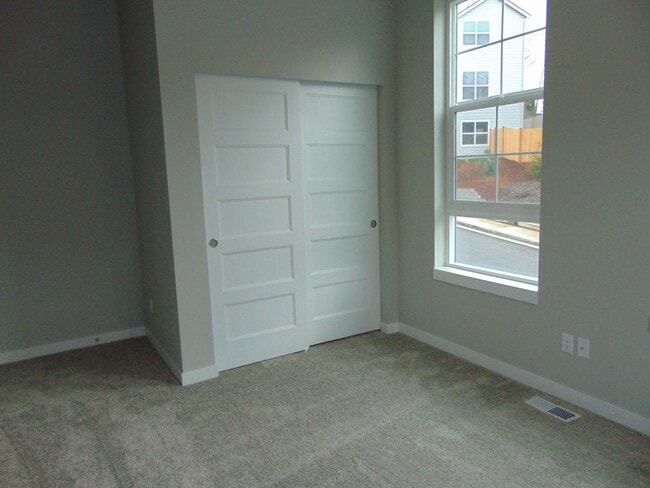 Building Photo - Beautiful 4 Bedroom Contemporary Luxury Ho...