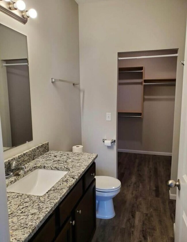 Building Photo - 454 S Longbranch Dr