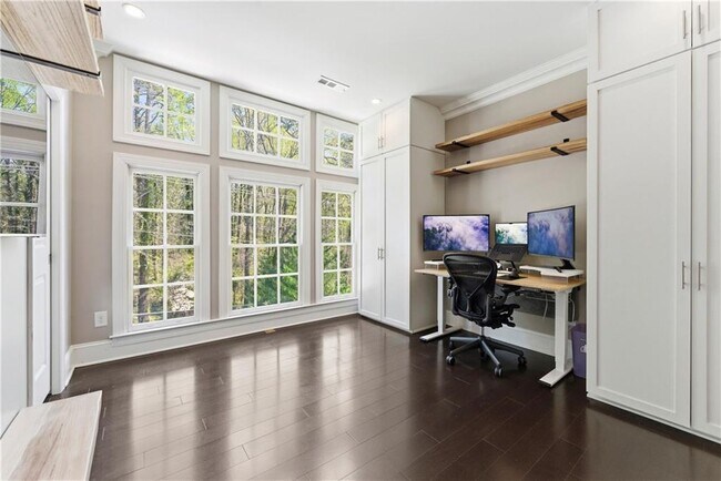 Building Photo - 2910 Hermance Dr NE