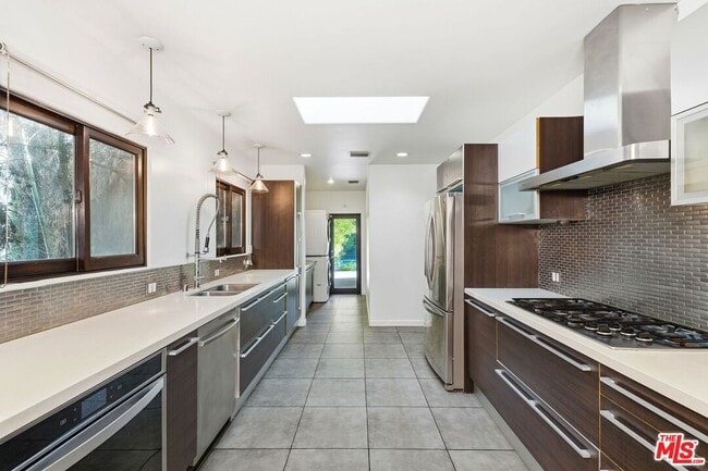 Building Photo - 5995 Saturn St