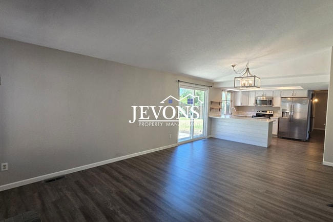 Building Photo - Spacious 3BD/2BA Yakima Home w/ Fireplace, Fenced Yard & 2-Car Garage – $500 Move-In Special