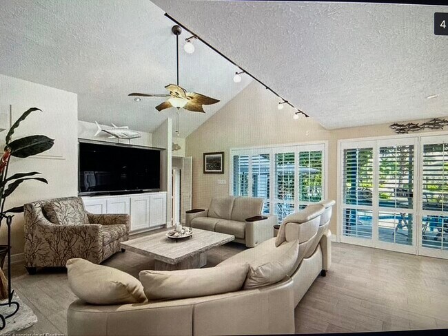 Building Photo - 4150 SE Whiticar Way