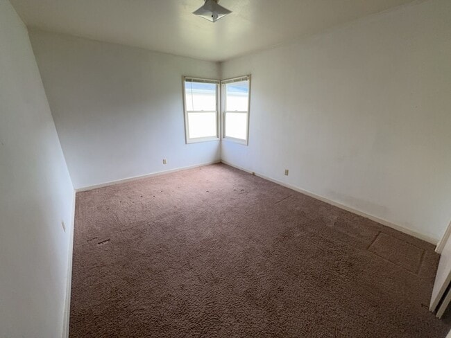Building Photo - 2 Bed 1 Bath Home Just minutes away from C...