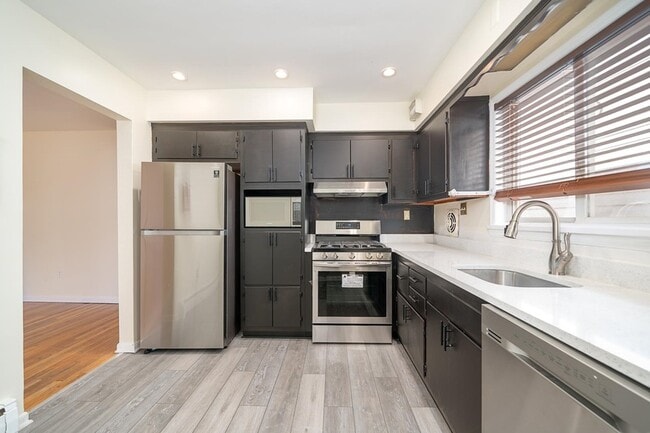 Building Photo - 121 Ogden Ave.