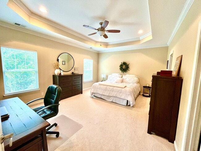Building Photo - 3BR Open Floor Plan with Sunroom & Garage!
