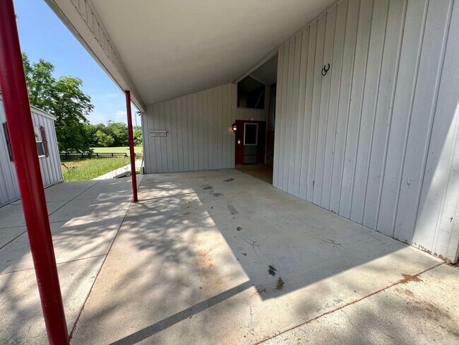 Building Photo - Cabin Style Home on Equestrian Farm *Priva...