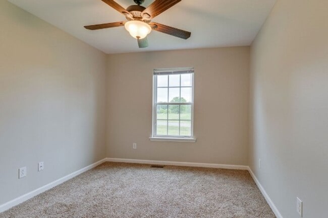 Building Photo - Beautiful 3bd 2 ba home with a large lot a...