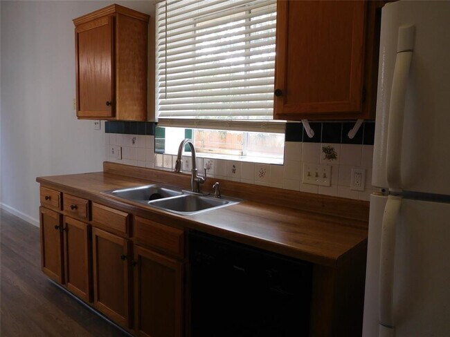 Building Photo - 2202 Quiet Wood Dr