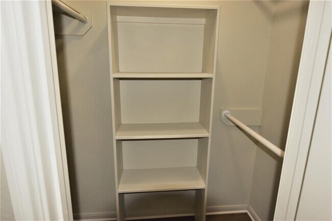 Building Photo - 2824 S Bartell Dr